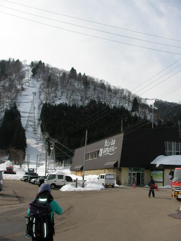 立山山麓スキー場ゴンドラ山麓駅からゴンドラを利用します。