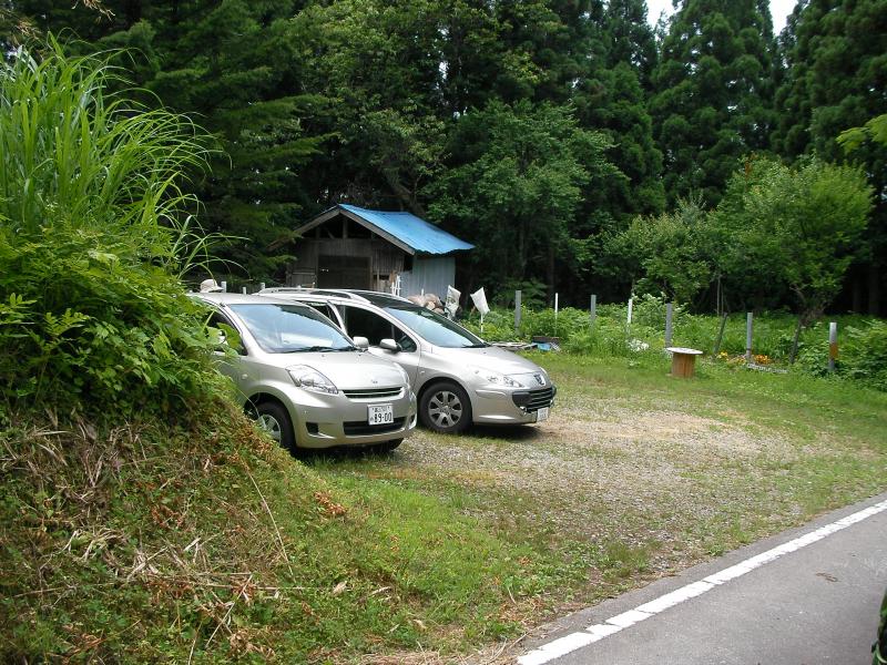 刀尾神社を過ぎ右に駐車場あり。