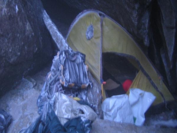 栗生岳の岩屋にテントを強引に設営。予想外の寒さ…。
