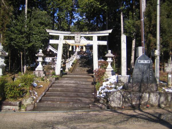 下山口にある「天神社」。厳かな雰囲気があります。