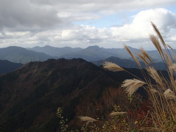 鎧岳、兜岳を始め数々の関西100名山を遠望できる山頂です。