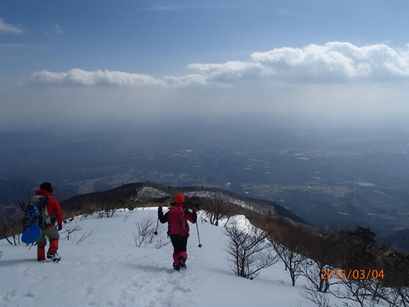 山頂付近では雲も晴れ、最高の一日でした！岡山での祝！初登頂です。