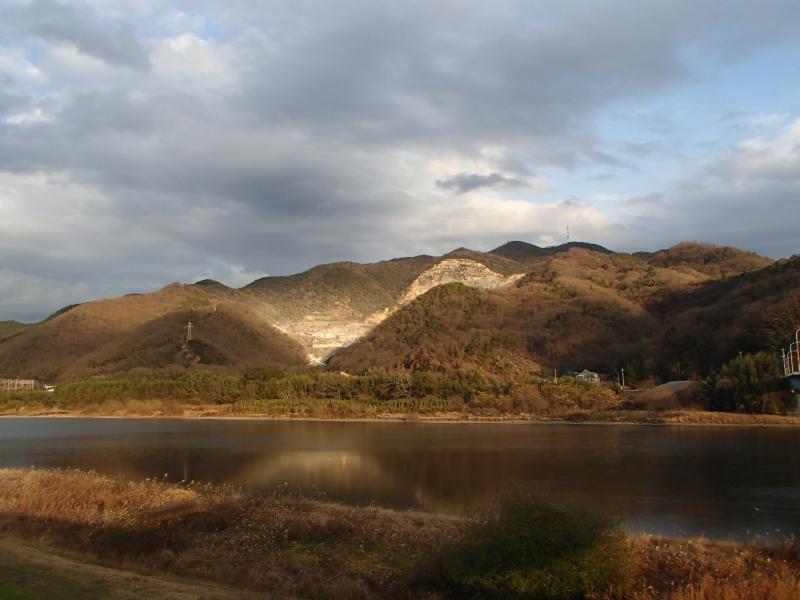 弓削橋から見た熊山。様々なコースがあり、岡山県民に愛されている山です。