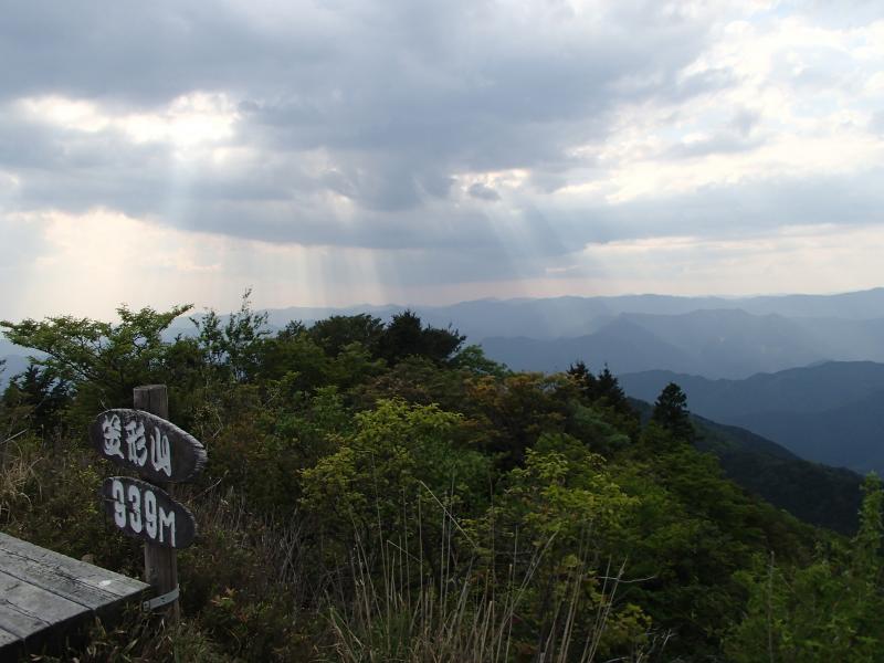 眺めがよく広い山頂。東屋もありますよ。