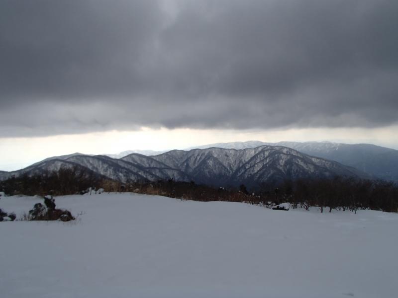 山頂は一面の雪景色。全く視界は無いだろうと思っていただけに、この風景はありがたかった！！