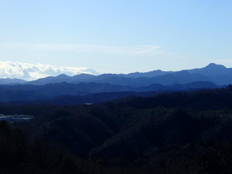 低山ながら素晴らしい展望の山です。遠くに富士山も望めました。
