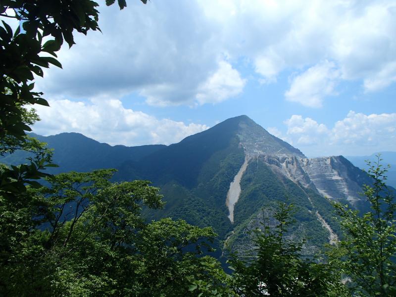 武甲山を遠望。山容が本当に堂々としていてカッコいい山です。