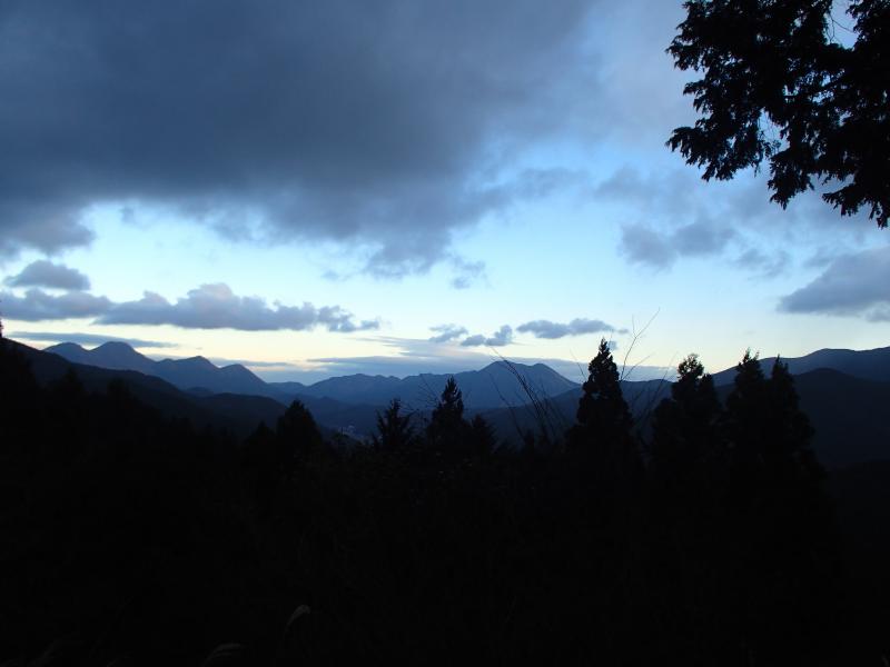 明け方、登り尾コースの展望台付近からの眺め。黎明の瞬間はどの山でも気持ちが落ちつきます。