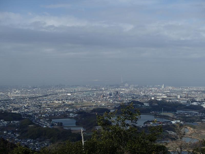 山頂からの展望。関西国際空港がはっきり見えます。