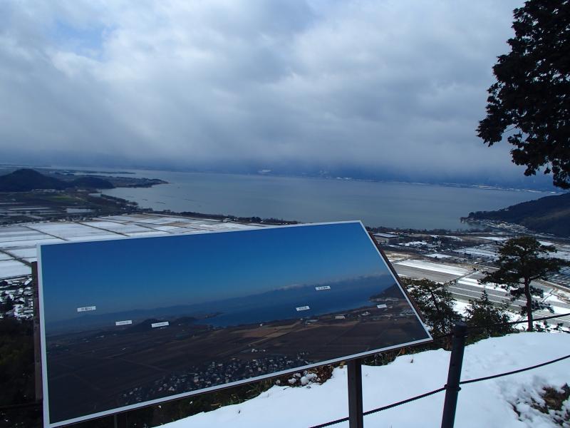八幡山山頂からの展望。またしても対岸は雲に覆われてしまっていました。残念！