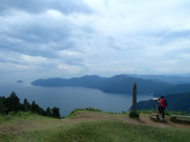 眼下に琵琶湖が広がる賤ヶ岳山頂。反対側には余呉湖が有り、2つの湖が見渡せる珍しい低山です。