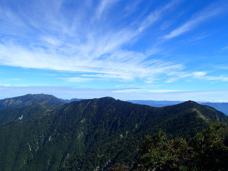 釈迦ヶ岳山頂から大峯奥駆道、八経ヶ岳方面の展望。いやぁ～、素晴らしい～！！