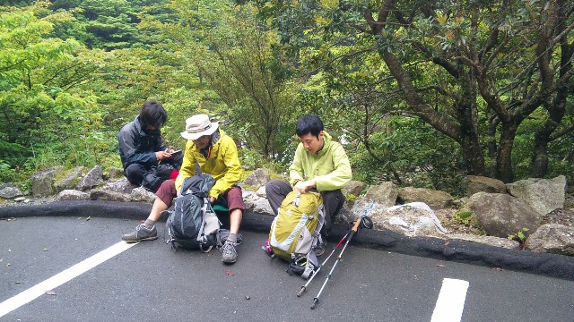 荒川登山口のバス停で、出発前の腹ごしらえ！