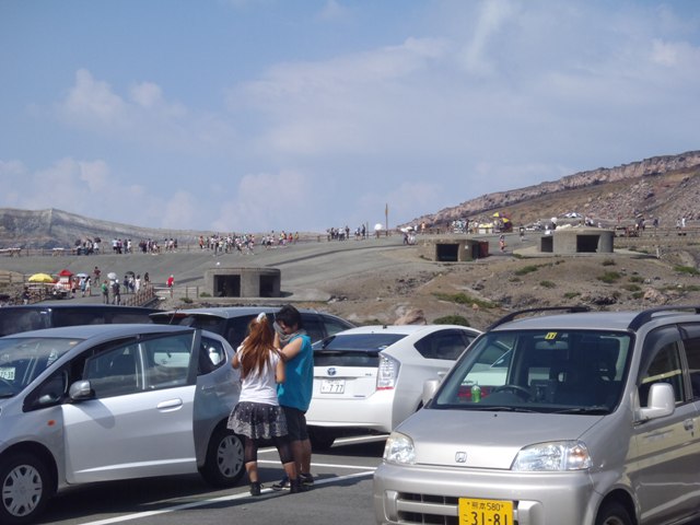 火口西駐車場は観光客で大にぎわい