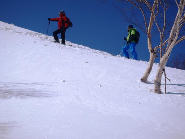 遅い私を待つ図。　もう少しで前山です。