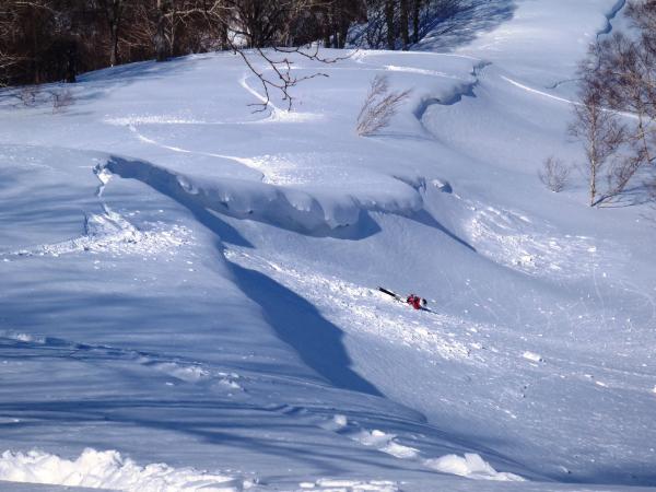 悪雪でコントロール不能！ ぶっ飛んで雪屁から落ちた小倉氏。