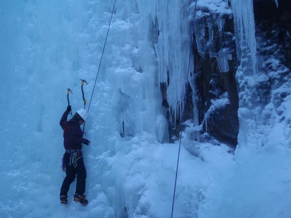 アイススクリューを打つ練習。