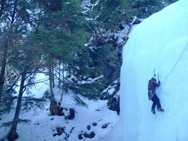 左の方の氷壁を登ります。氷は硬めです。