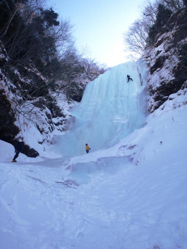 大滝の方を見に行くと、リードで登っている人がいました。完登するまで見とれてました。（アイススクリュー１０本）