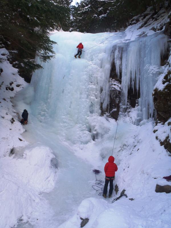この滝は晴れていても日中ずっと日陰でした。寒かった！