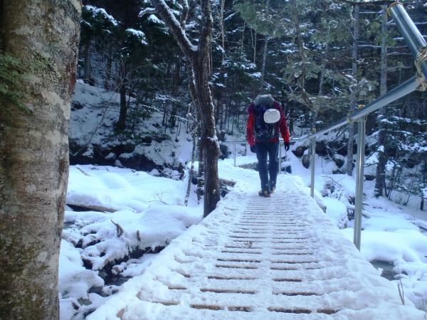 橋は凍っていて滑ります。