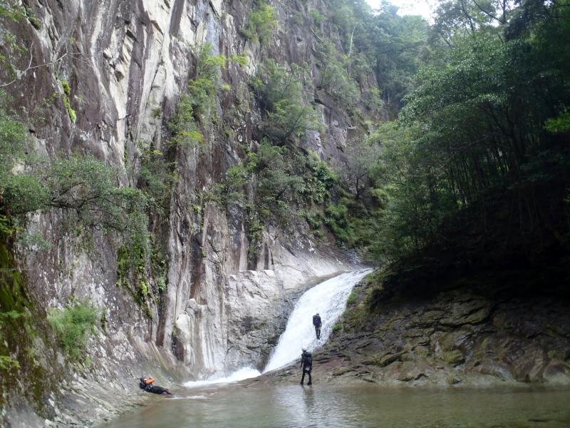 ヤケベ嵓。　高さ70~80m。