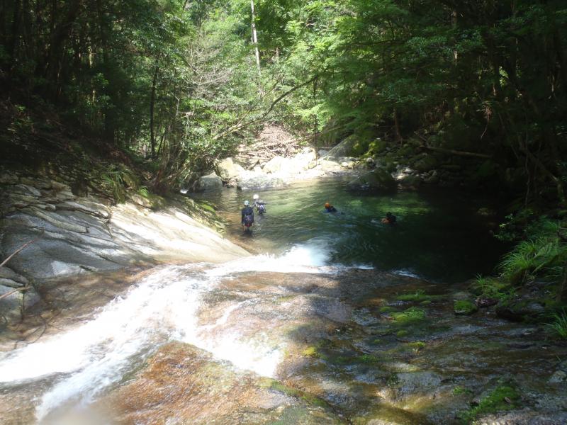 来た道を戻ります。下る方がヌルヌル滑ってこわいです。