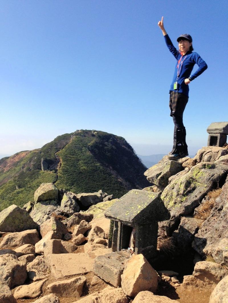 俎嵓2346m。　向こうに見えるは柴安嵓。