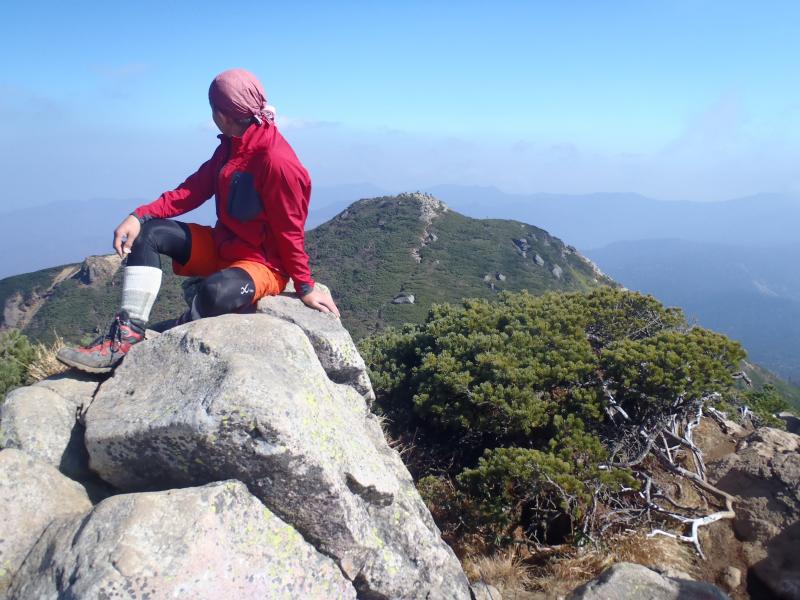 柴安嵓から見る俎嵓。