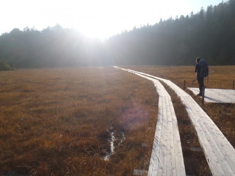 長く続く木道の先に陽が沈む。美しや･･･。