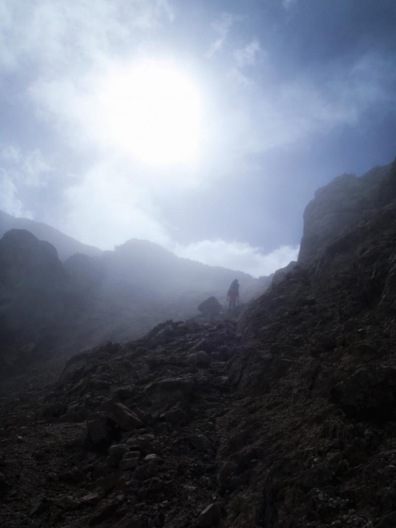 暑くて汗まみれなのに、太陽が隠れると一気に寒くなります。