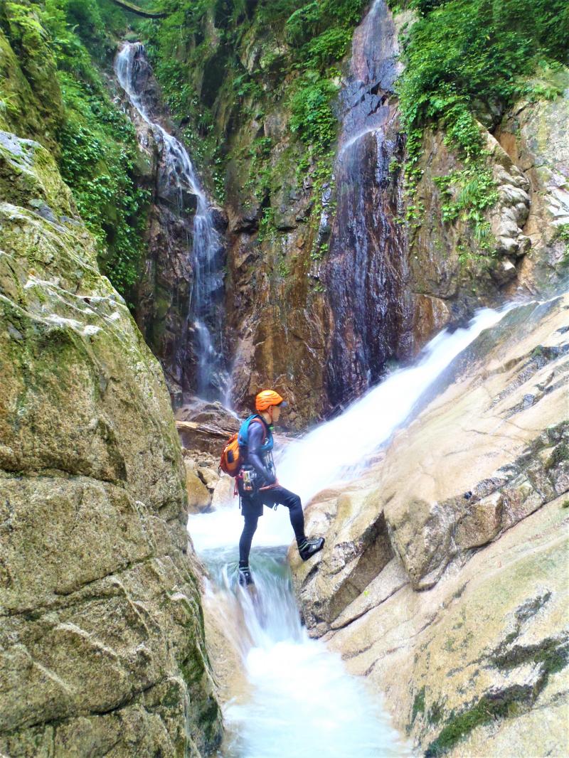 右側の斜滝6mを登ります。