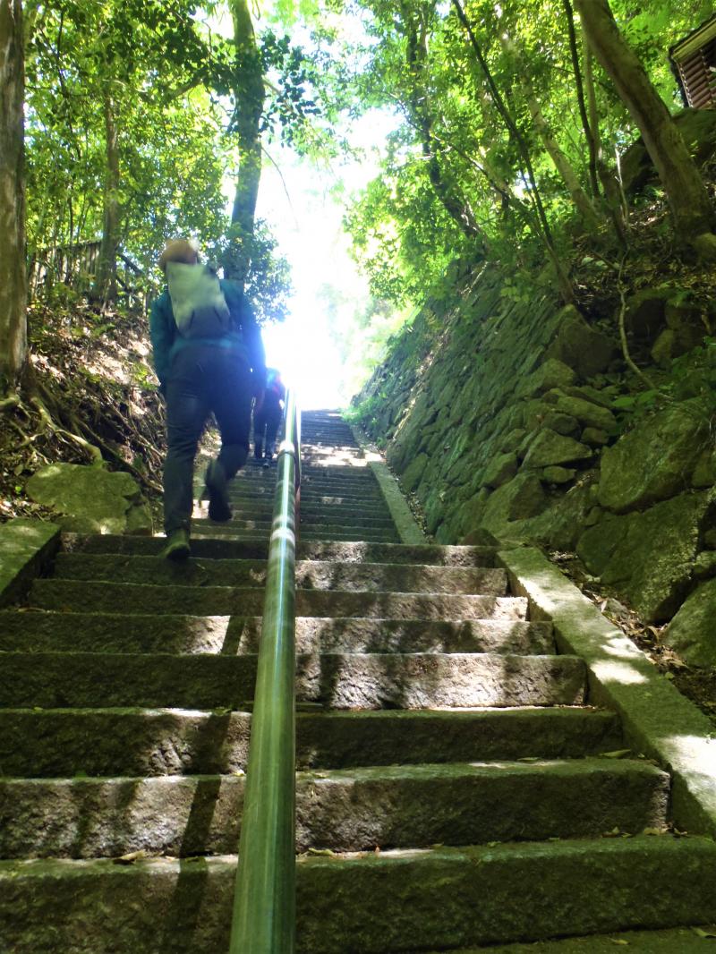 滝の横の階段を登ります。登りきると宜春禅院があります。