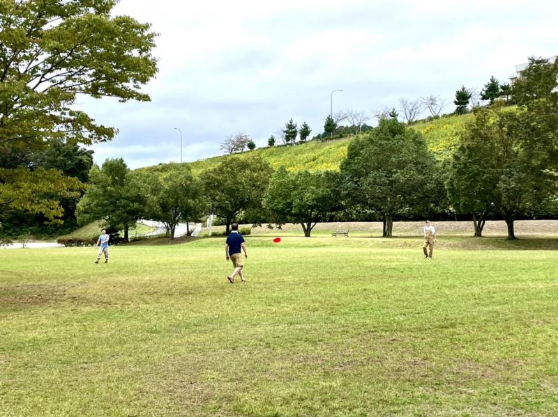 お腹いっぱいなのでフリスビーで運動