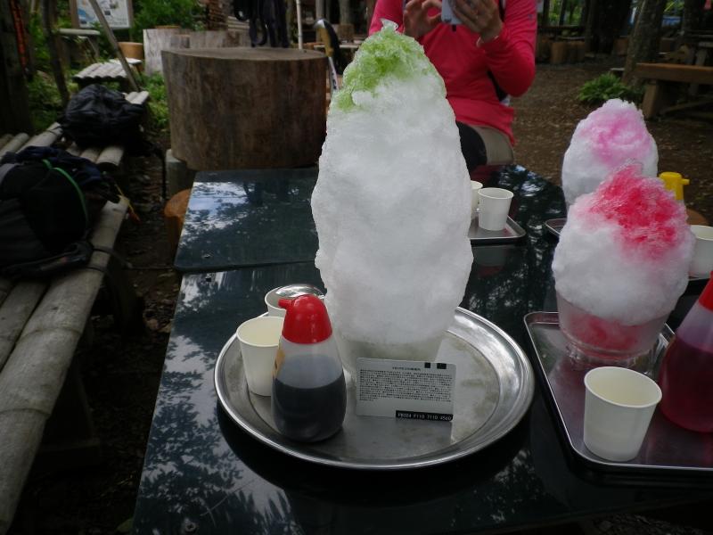 城山茶屋のメガかき氷です。手前のパスモの大きさと比べてみてください。