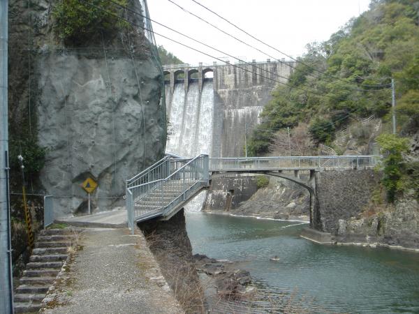 千刈ダムは国の登録有形文化財に指定されています。