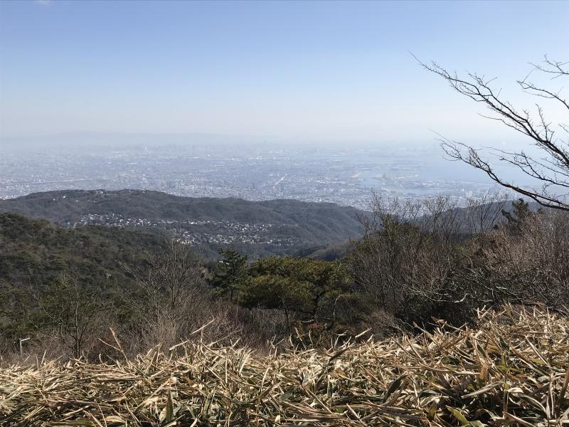 六甲山頂付近からの神戸の街の眺め。