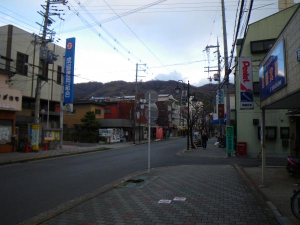 JR野崎駅付近から山を見る