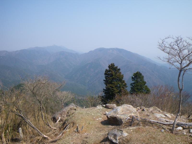 正面に入道ヶ岳、向こうに鎌ヶ岳が見えます