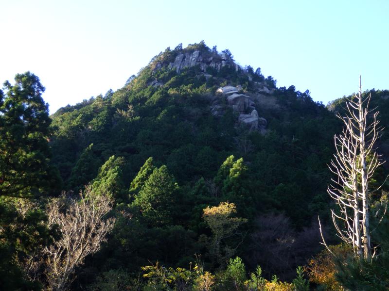 藤内小屋付近から見る砦岩