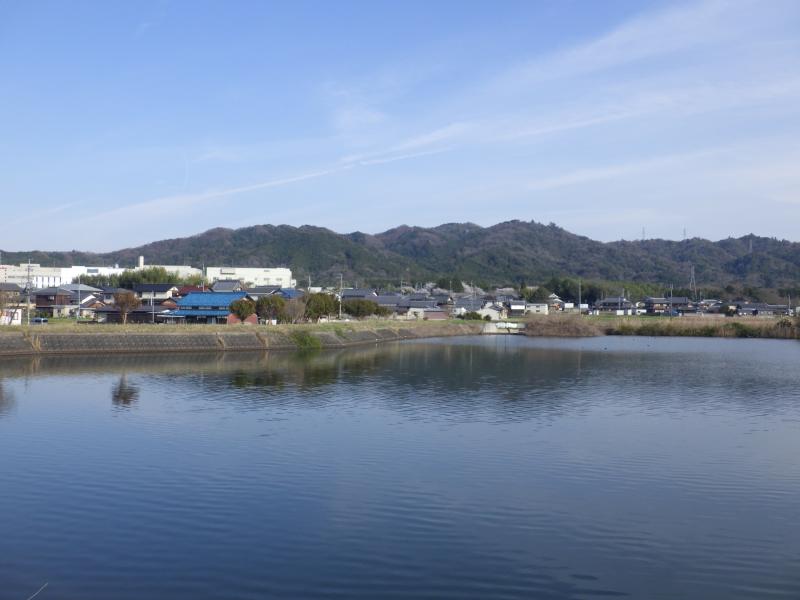 西池から見る星ヶ峰城から鏡山の稜線