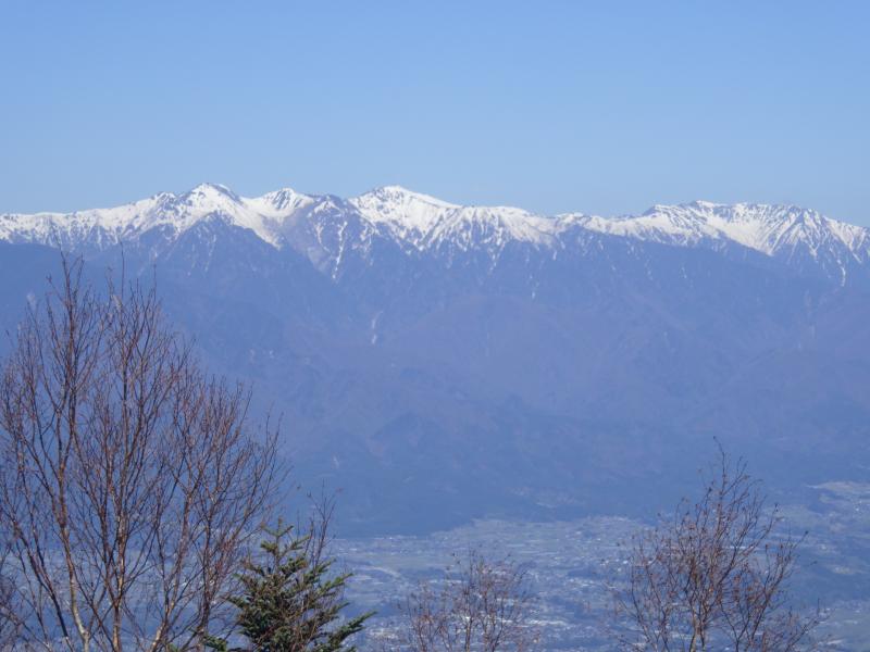 残雪の中央アルプスが見えます