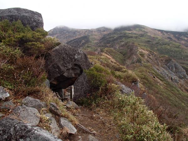 晩秋の白山　観光新道仙人窟付近