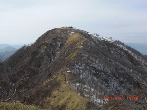 鬼ヶ岩ノ頭からの蛭ヶ岳　山頂に小屋が見えます