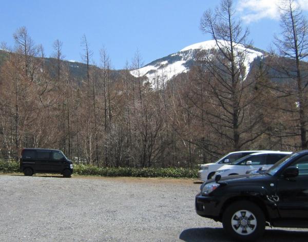 駐車場から見た蓼科山