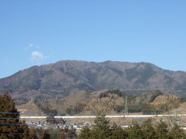 鳥沢駅に向かう途中から見た扇山。