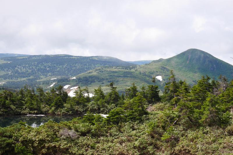 八幡平登山道から望む畚岳と鏡沼
