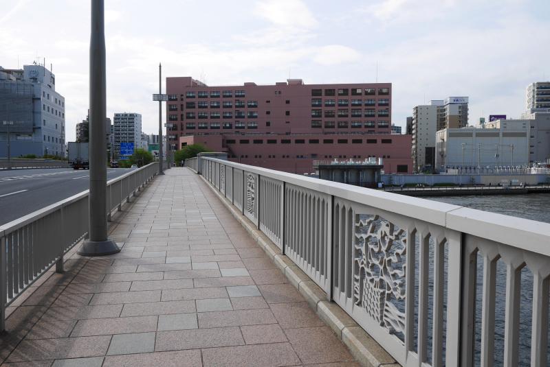 駒形橋、厩橋を過ぎて蔵前橋から蔵前国技館があった場所を眺める。今は水道局になっています。