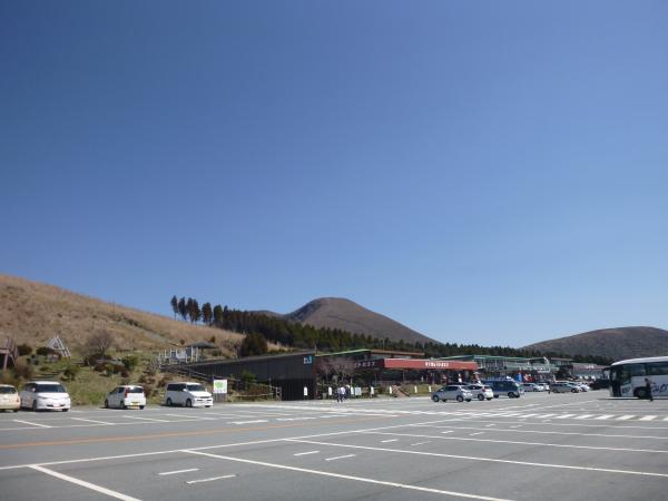 駐車場の奥に見えるは、阿蘇五岳のひとつ杵島岳！
