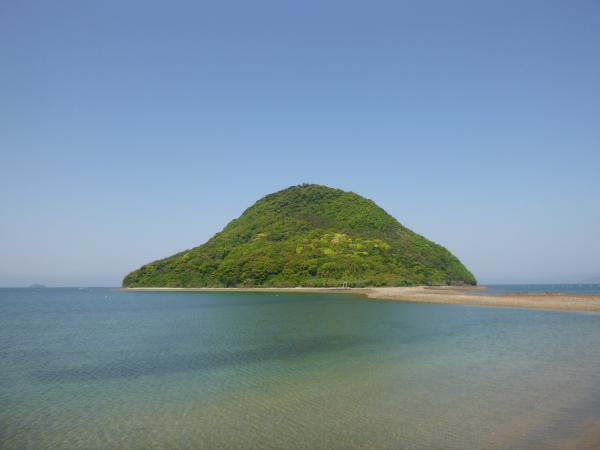 天草富士　引き潮の時にだけ渡れる無人島です。